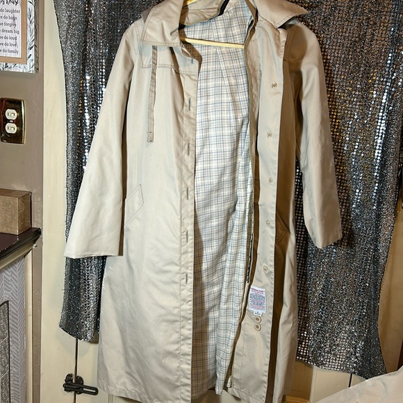 London fog size 8, petite men or women’s trenchcoat reversible with fur lining - Picture 1 of 4
